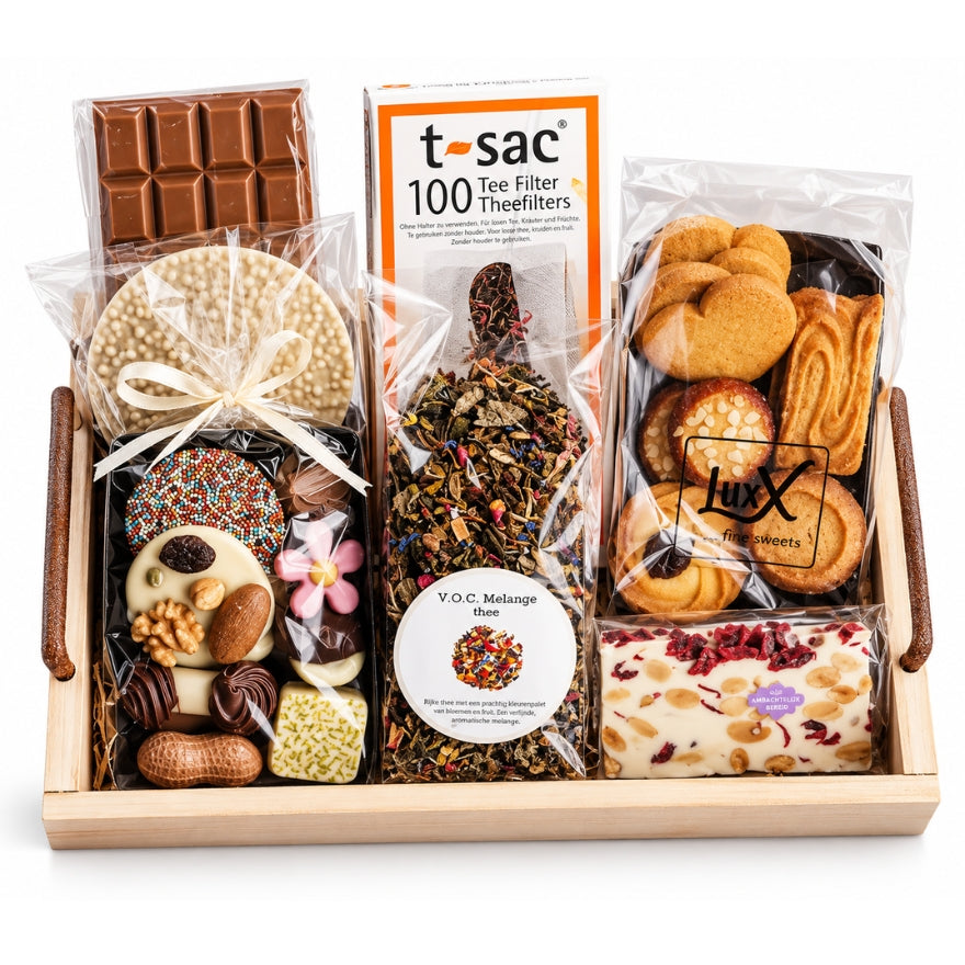 Chocolade en koekjes pakket op houten tray middel