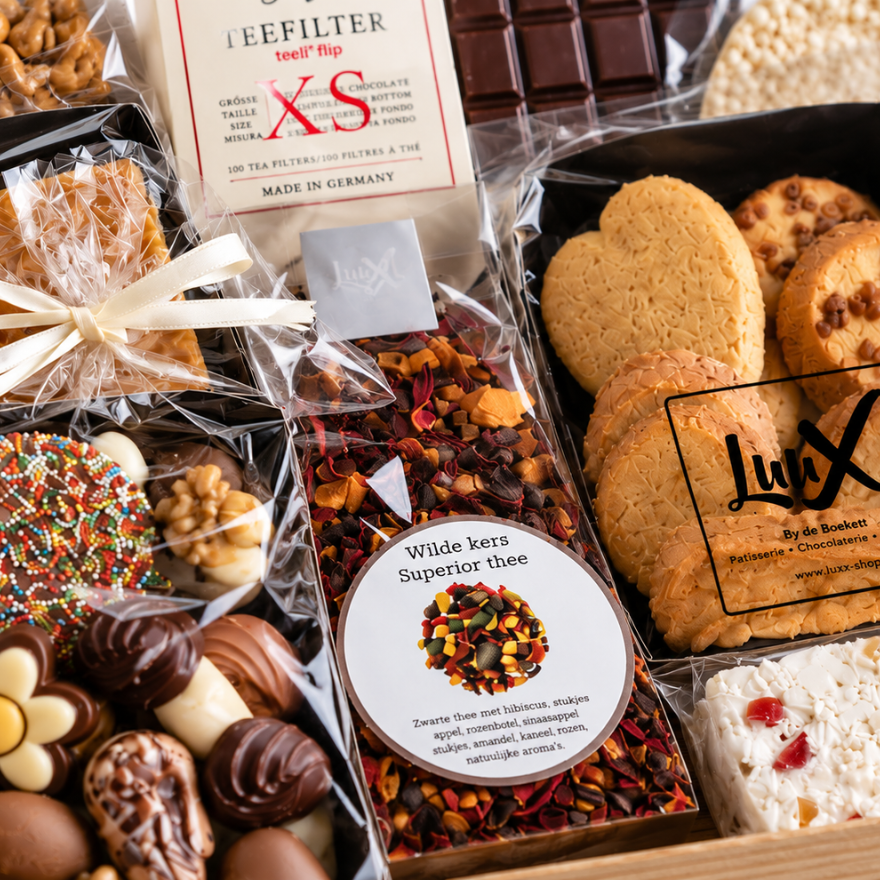 Chocolade en koekjes pakket op houten tray groot