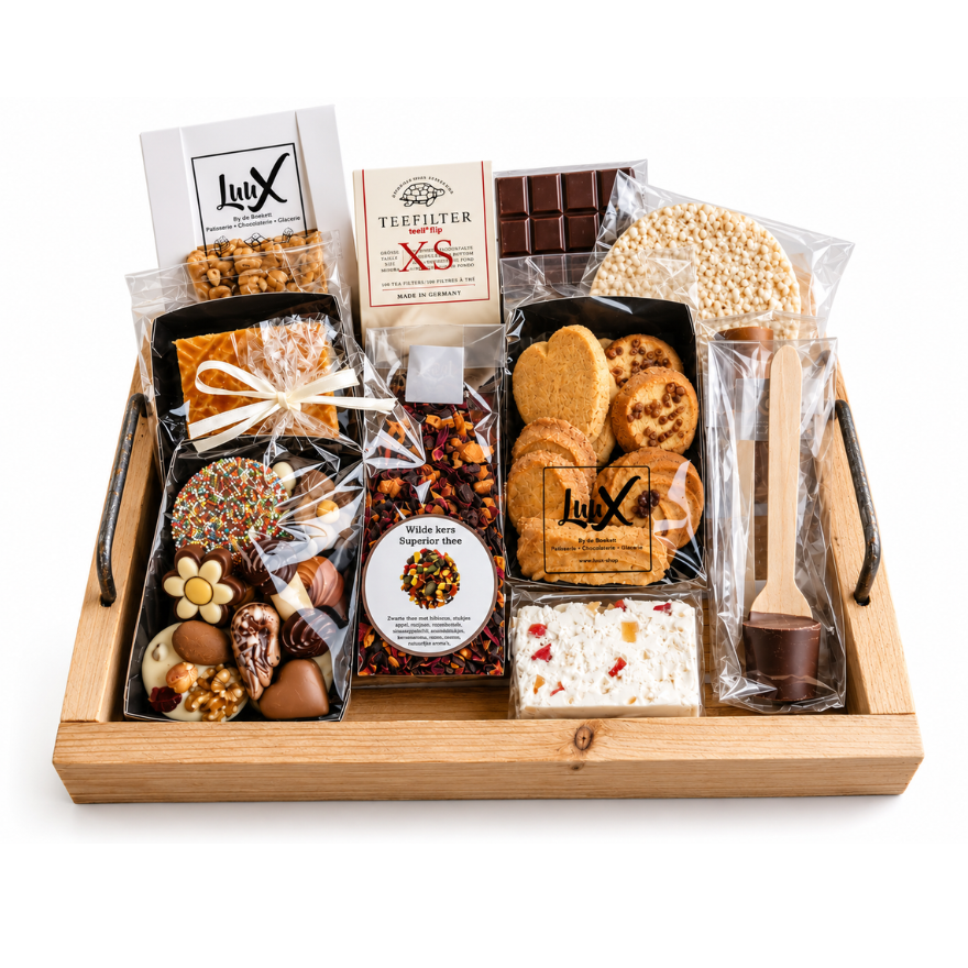 Chocolade en koekjes pakket op houten tray groot
