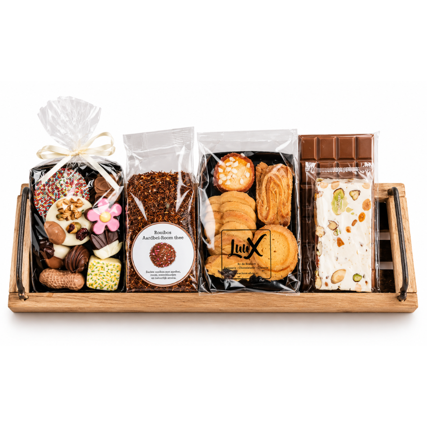 Chocolade en koekjes pakket op houten tray klein