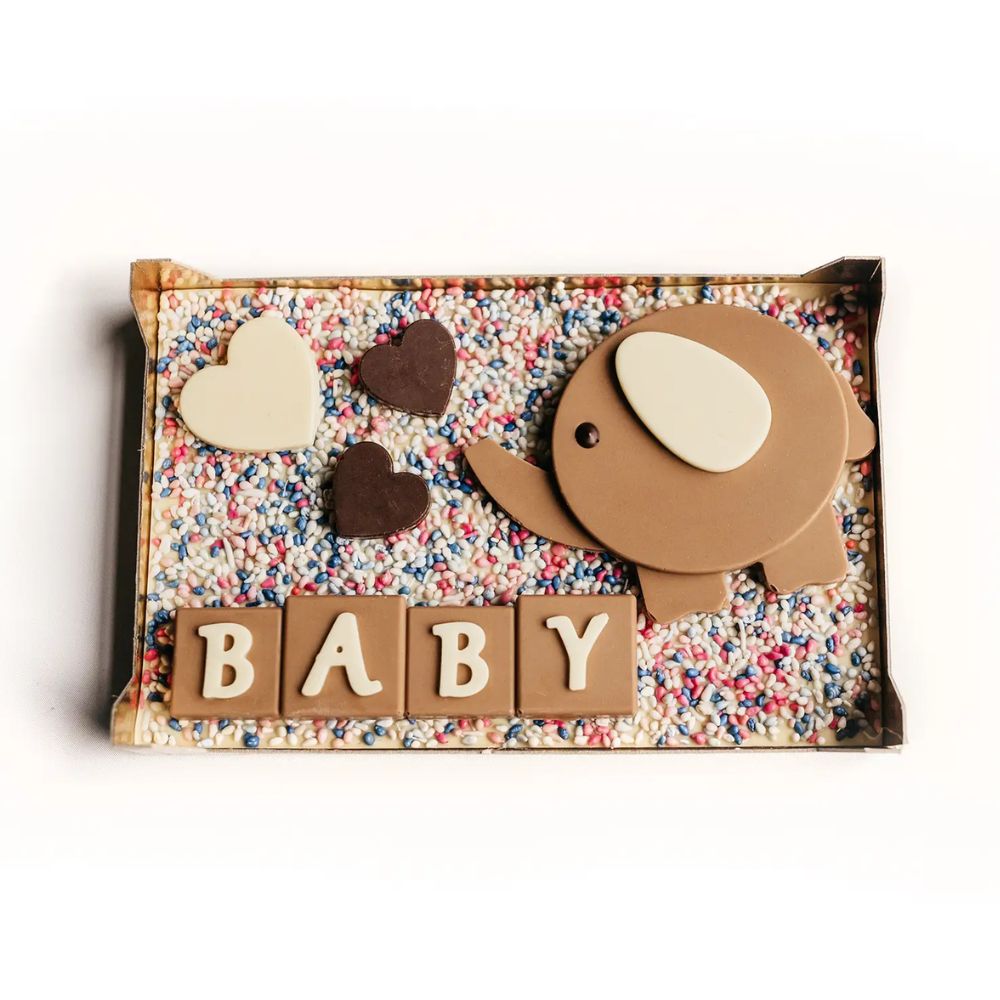 Chocolade olifantje met hartjes op plak