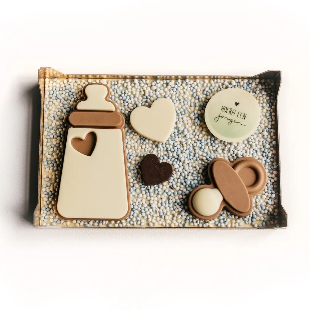 Chocolade zuigfles met speen en hartjes op plak