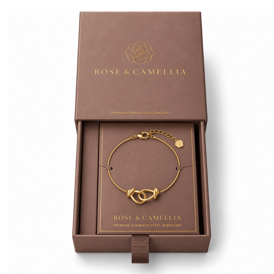 Eeuwige Verbinding – Goudkleurige armband met knoopdetail