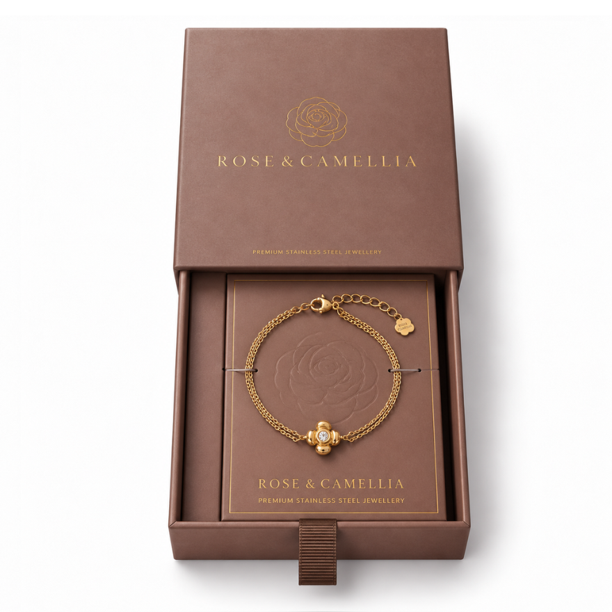 Eeuwige Bloei – Goudkleurige armband met bloemdetail