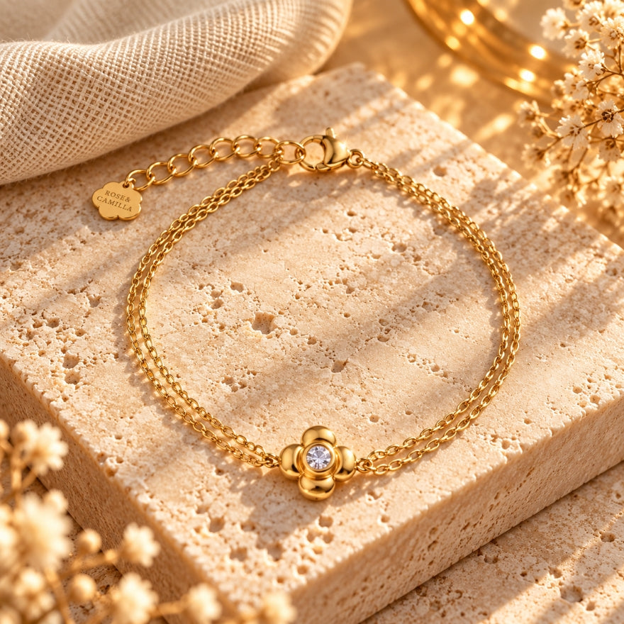 Eeuwige Bloei – Goudkleurige armband met bloemdetail