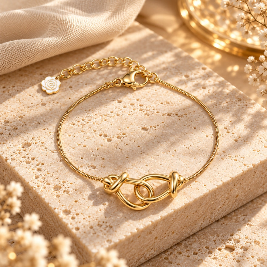Eeuwige Verbinding – Goudkleurige armband met knoopdetail