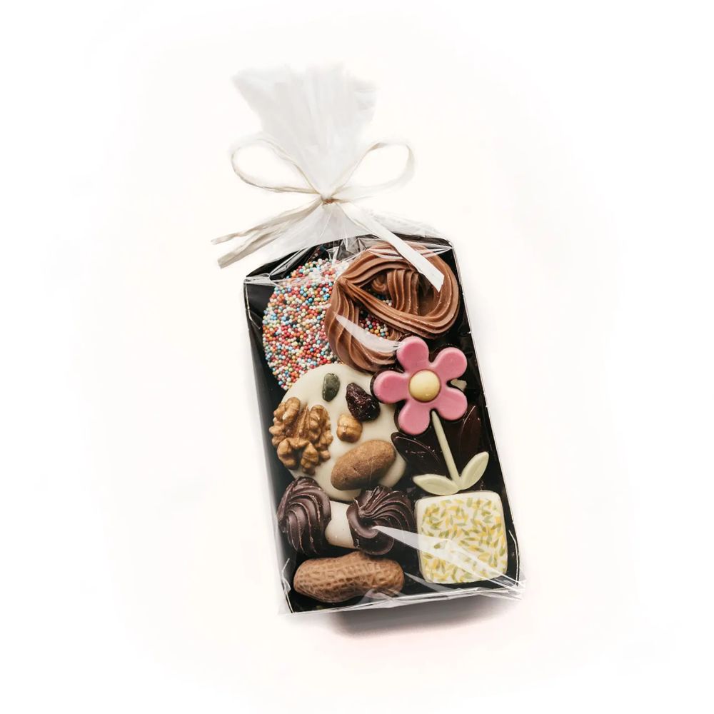 Chocolade en koekjes pakket op houten tray middel