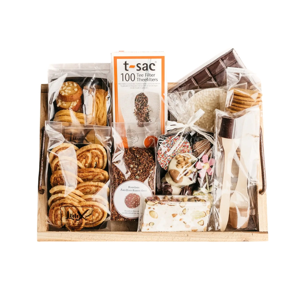 Chocolade en koekjes pakket op houten tray groot