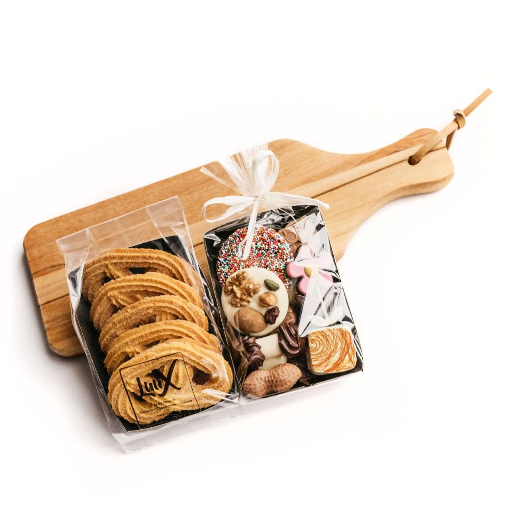 Snijplank met koekjes en chocolade klein